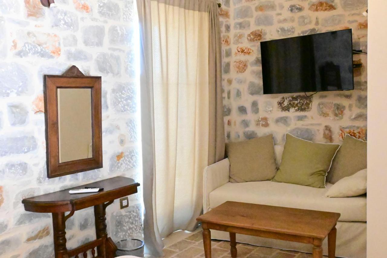 Arapis Rooms & Suites Agios Kiprianos Esterno foto