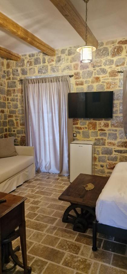 Arapis Rooms & Suites Agios Kiprianos Esterno foto